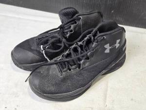 lot 225 image: Used Under Armour Black High-Top Basketball Shoes Size 5.5Y