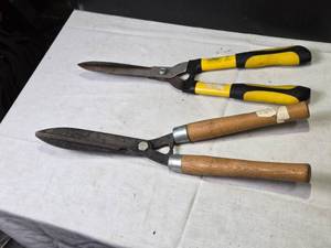 lot 229 image: Set of 2 Garden Shears - Expert and Challenger