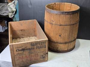 lot 263 image: Vintage Wooden Barrel and Bartlett Pears Crate Set