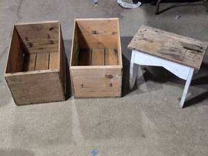 lot 264 image: Set of 2 Vintage Wooden Crates and 1 Small White Stool