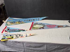 lot 281 image: Collection of 4 Vintage Canadian Pennants Toronto, Jasper Park, Niagara Falls, Banff