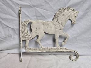 lot 291 image: Vintage Cast Iron Horse Bracket Wall Decor