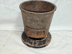 lot 293 image: Vintage Cast Iron Cooking Pot with Grate Bottom
