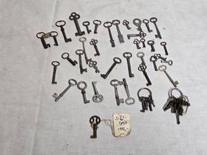 lot 302 image: Vintage Collection of Antique Keys