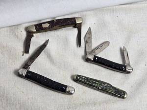 lot 318 image: Lot of 4 Vintage Pocket Knives with Various Blade Styles