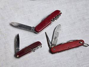 lot 321 image: Lot of 3 Vintage Red Folding Knives - Swiss Army  Swiss Army Style