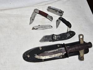 lot 322 image: Fixed Blade No Brand, Pocket Knives