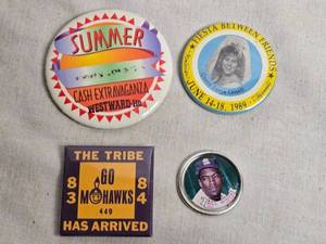 lot 332 image: Vintage Collectible Buttons and Topps Bottle Cap