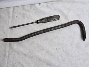 lot 338 image: Vintage Automotive Tools - Authorized Ford Tool and Minn MN Elevator Crow Bar
