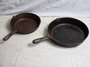 lot 344 image: Set of 2 Cast Iron Skillets - Lodge and Unbranded