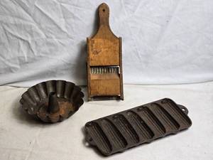 lot 345 image: Vintage Kitchenware Collection Corn Baking Mold Cast Iron and Others