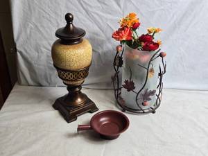 lot 354 image: Decorative Home Accents Set Vase with Flowers, Decorative Urn
