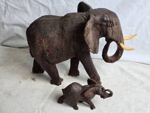 lot 364 image: Carved Wood Elephant Figurines - Large and Small Set