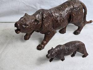 lot 367 image: Set of 2 Handcarved Wooden Animal Figurines - Large and Small Cats
