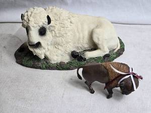 lot 368 image: Vintage White Buffalo and Buffalo Figurines Set with Class of 49 Tag