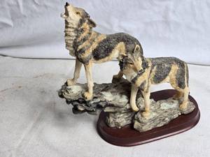 lot 369 image: Detailed Wolf Figurine Pair on Rocky Base