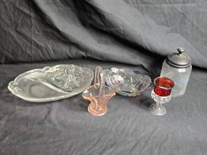 lot 386 image: Collection of 5 Vintage Glass Pieces including Pink Basket and Etched Serving Dish