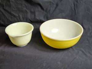 lot 389 image: Vintage Pyrex Mixing Bowl Set - Yellow and White Ceramic Bowls