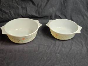 lot 390 image: Set of 2 Vintage Pyrex Bowls with Floral Design