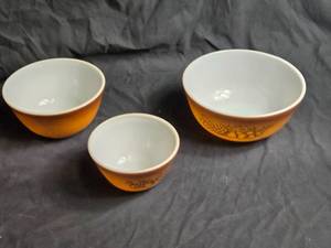 lot 391 image: Set of 3 Vintage Pyrex Mixing Bowls with Grape Design