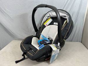 lot 9 image: New Display Model Graco Snugride 35 Lite DLX Car Seat - No Base