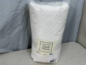 lot 26 image: New Limited Edition Ulta Plush Throw Blanket