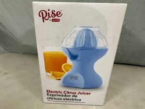 lot 50 image: New Dash  Rise Electric Citrus Juicer