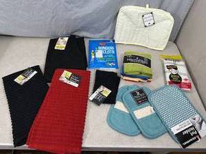 lot 51 image: New Dish Towels, Wash Cloths, Microfiber, Toaster Cover, Window Cloth, Etc.