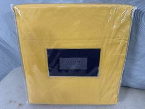 lot 104 image: New Queen Size Baroque Luxury Sheet Set