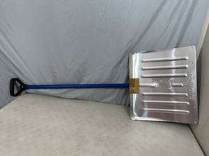 lot 173 image: New Aluminum Blade Snow Shovel