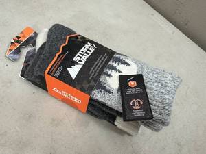 lot 262 image: 4 New Pair Thermal Boot Socks