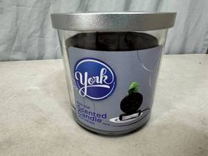 lot 292 image: New York Peppermint Pattie 3 Wick Candle
