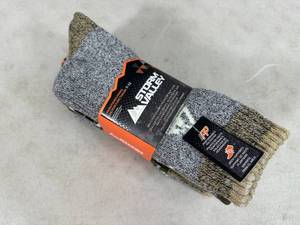 lot 331 image: 4 New Pair Thermal Boot Socks