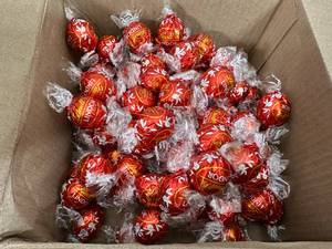 lot 344 image: Approx 2 Lbs of Lindt Lindor Chocolate Truffles - Milk Chocolate