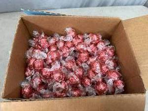 lot 358 image: Approx 4 lbs Lindt Lindor Chocolate Truffles - Special Edition Strawberries and Cream