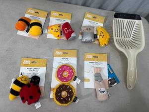 lot 366 image: New Cat Toys, Litter Scoop
