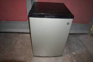 lot 23 image: GE Mini Fridge