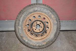 lot 33 image: Goodyear Wrangler LT27565R18 Tire with Ford 6-Bolt Wheel