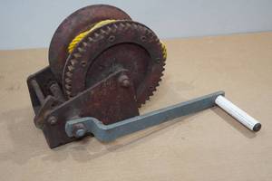 lot 140 image: Hand Crank Rope Winch