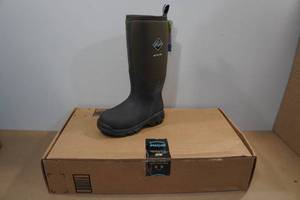 lot 228 image: Muck Boots Arctic Pro Boots -Mens 5, Womens 6