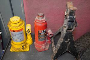 lot 281 image: 2 Hydraulic Bottle Jacks with Jack Stand