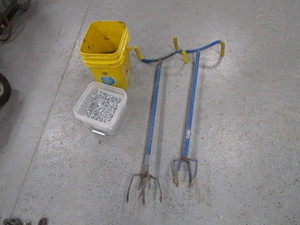 lot 43 image: Garden Tools & Nails