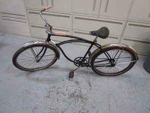 lot 57 image: Vintage Schwinn Bike