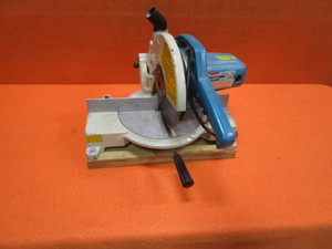 lot 70 image: Makita 10 Miter Saw