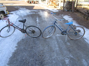 lot 79 image: (2) Huffy Bikes