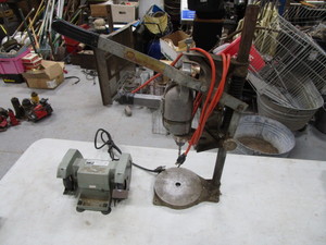 lot 122 image: Bench Top Drill Press & Bench Grinder