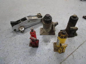 lot 125 image: Hydraulic Bottle Jacks & Floor Jack