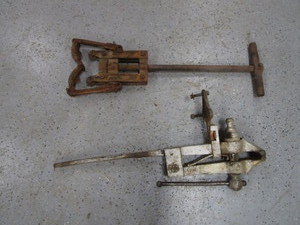 lot 128 image: Vintage Vise & Pipe Cutter
