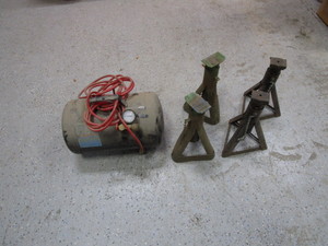 lot 139 image: Jack Stands & Air Tank