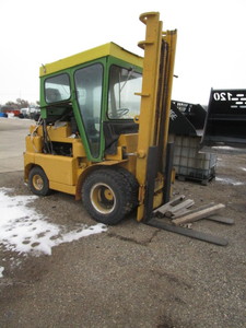 lot 2 image: Allis-Chalmers 6,000lb Gas Forklift